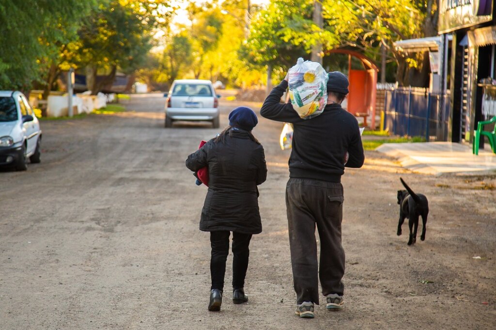 donativos são distribuídos no bairro Mathias Velho
