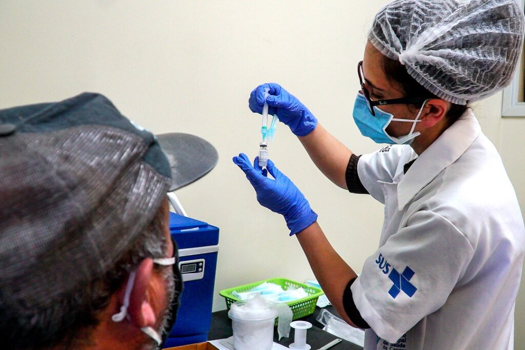 Estratégias de vacinação contra gripe, covid-19 e dengue são intensificadas no RS