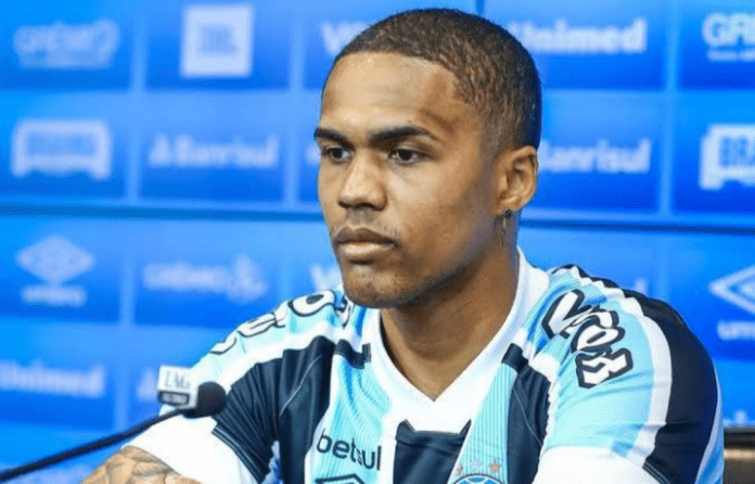 Justiça do RS manda prender Douglas Costa, ex-atacante do Grêmio