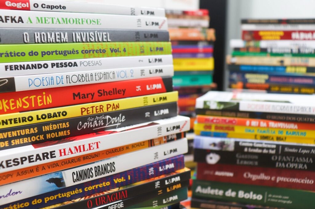 Escolas de Nova Santa Rita e Novo Hamburgo recebem doação de livros de projeto social