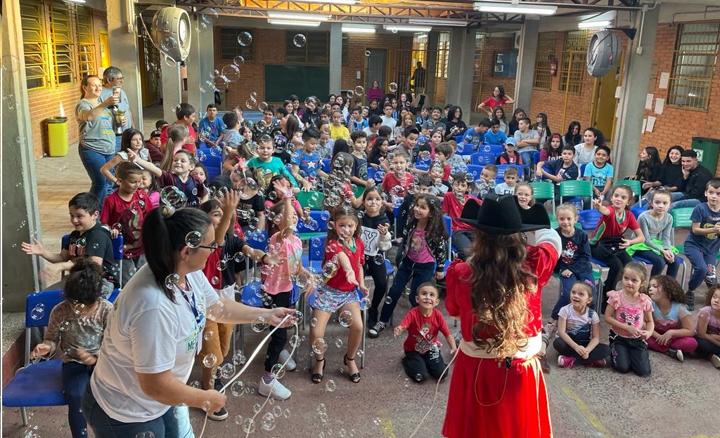 Pró-Sinos, professora Maluquinha e professor Duda Gasparoni promovem atividades ambientais nas escolas do município