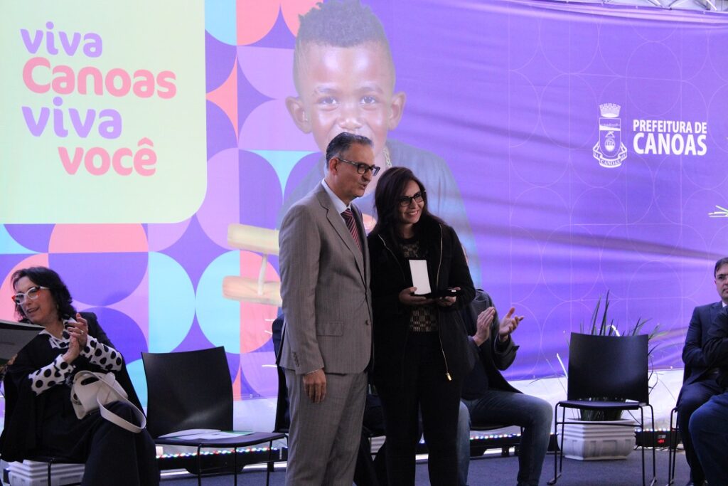 Jairo Jorge entrega Medalha Pinto Bandeira a Ednilson Decarlo Oliveira Lautenschlager (in memorian)/Foto: Dion Cosetin- O Timoneiro