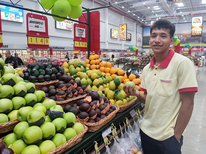 Fort Atacadista homenageia colaboradores imigrantes com prato típico da Venezuela / Jonathan Enrique - Tatiana Csordas