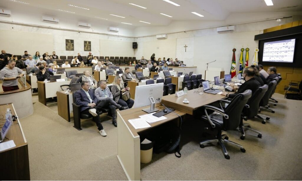 Vereadores discutem proposta de doação de terreno para empresa especializada em roupas impermeáveis em Grande Expediente