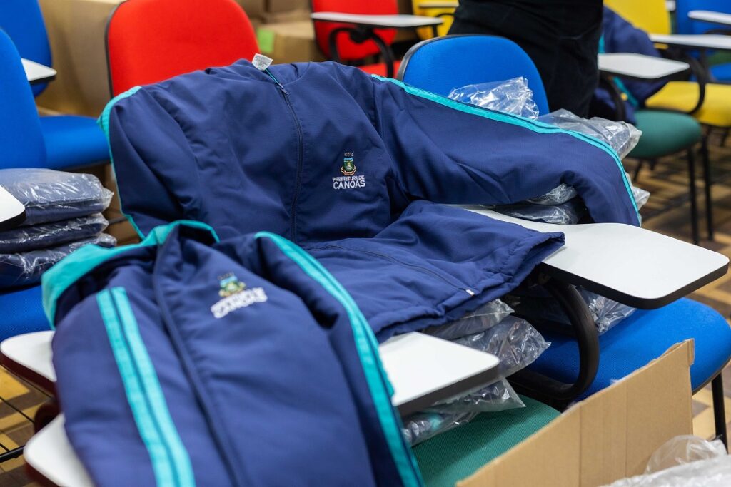 Jaquetas começam a ser entregues a alunos da rede municipal de Canoas/Foto: Gustavo Garbino