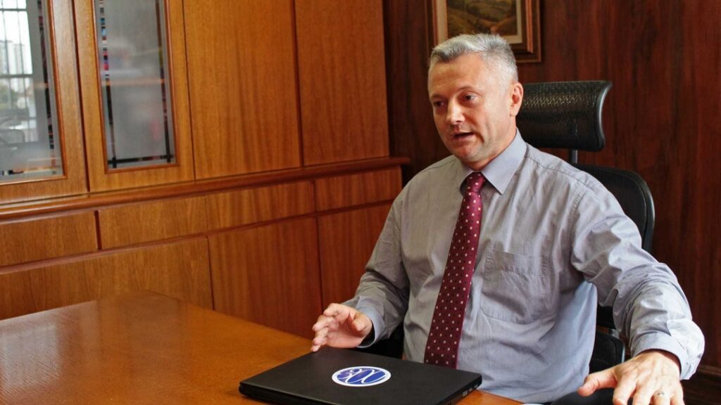 Reitor da Ulbra Paulo Fossati recebe Prêmio Alumni em Porto Alegre ao lado de Caco Barcellos e outros