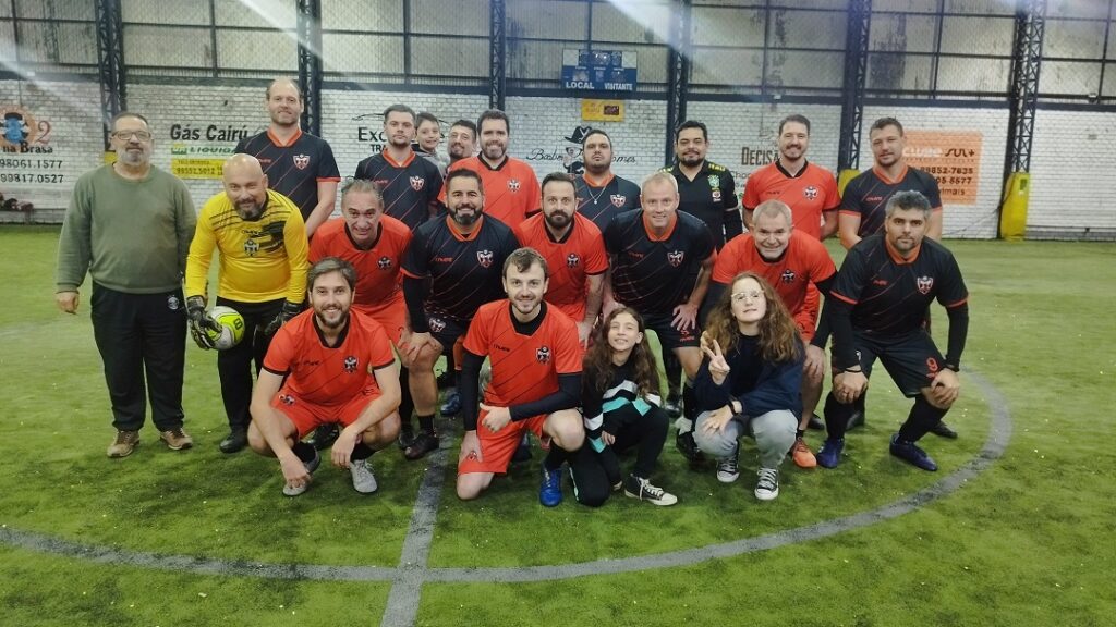 Amigos do FutQuinta F.C renovam parceria iniciada em 1998 com festa e uniforme novo