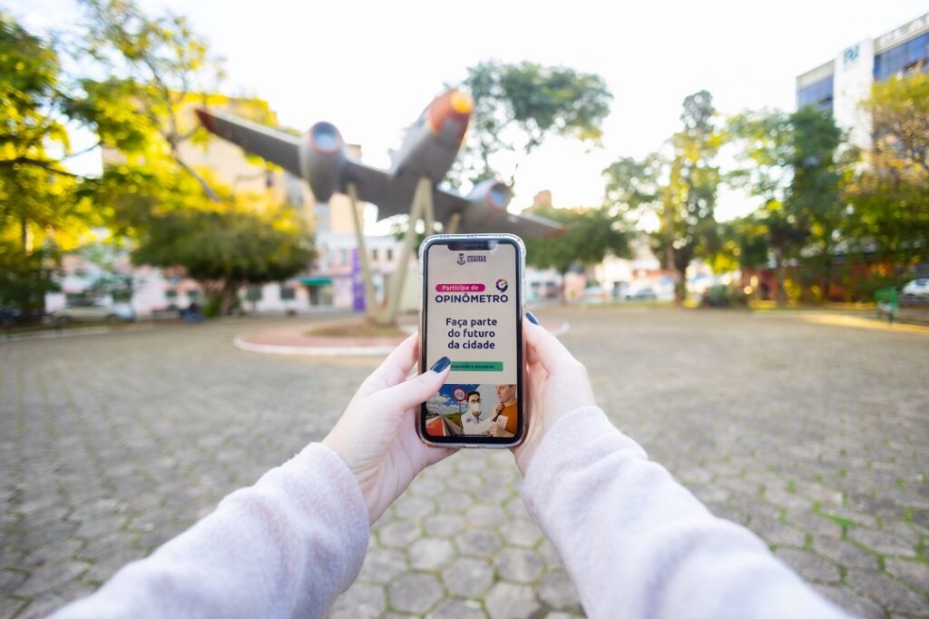 Equipes da Prefeitura ajudam a esclarecer dúvidas da população sobre a ferramenta Opinômetro