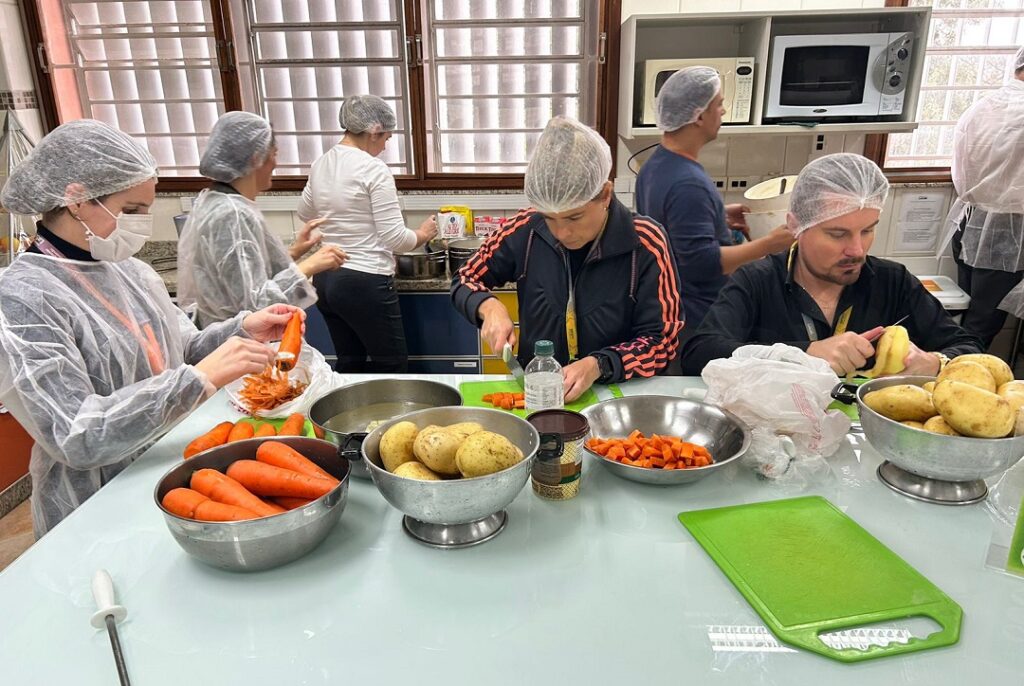 Professores da Unilasalle participam de ação social no Canoas Solidária/Divulgação