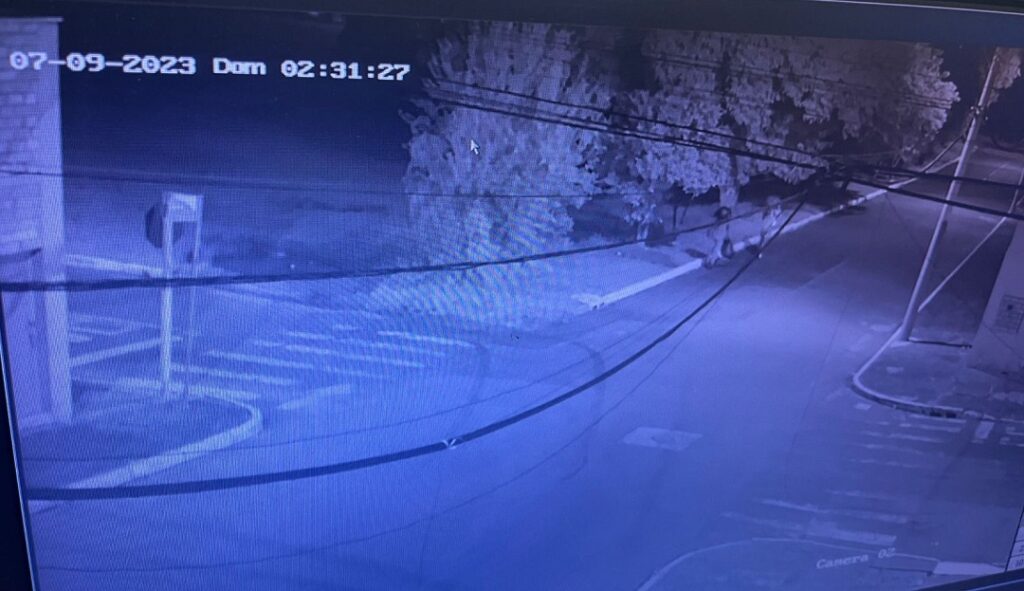 Agentes da Defesa Civil de Canoas registram arrombamento e furto de roupas doadas em Campanha do Agasalho/ Foto: Defesa Civil / Divulgação