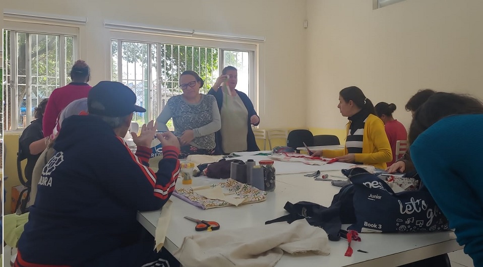 Curso de Costura Criativa promovido em Canoas entrega certificados para participantes