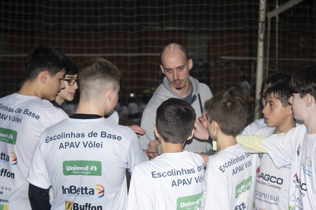 Jovens da base do APAV Vôlei destacam salto de qualidade nos treinos do projeto social 