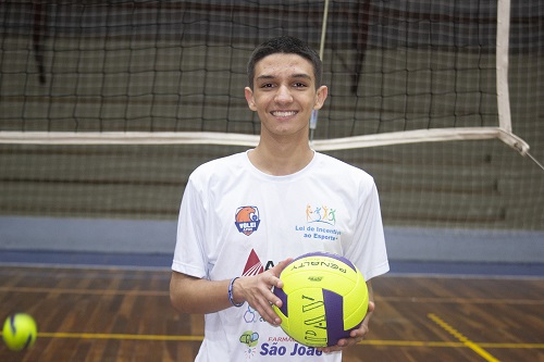 Jovens da base do APAV Vôlei destacam salto de qualidade nos treinos do projeto social 