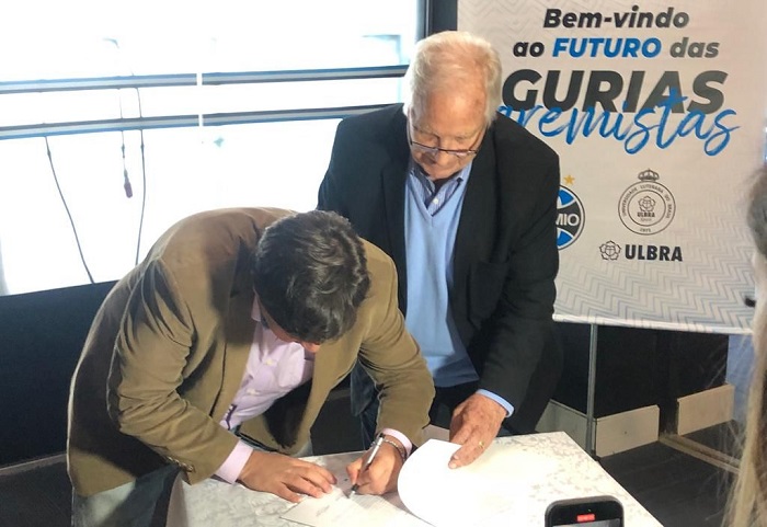 Presidente do Grêmio, Alberto Guerra e Antonio Carlos Romanoski, vice-presidente da Aelbra- Foto: Simone Dutra /O Timoneiro