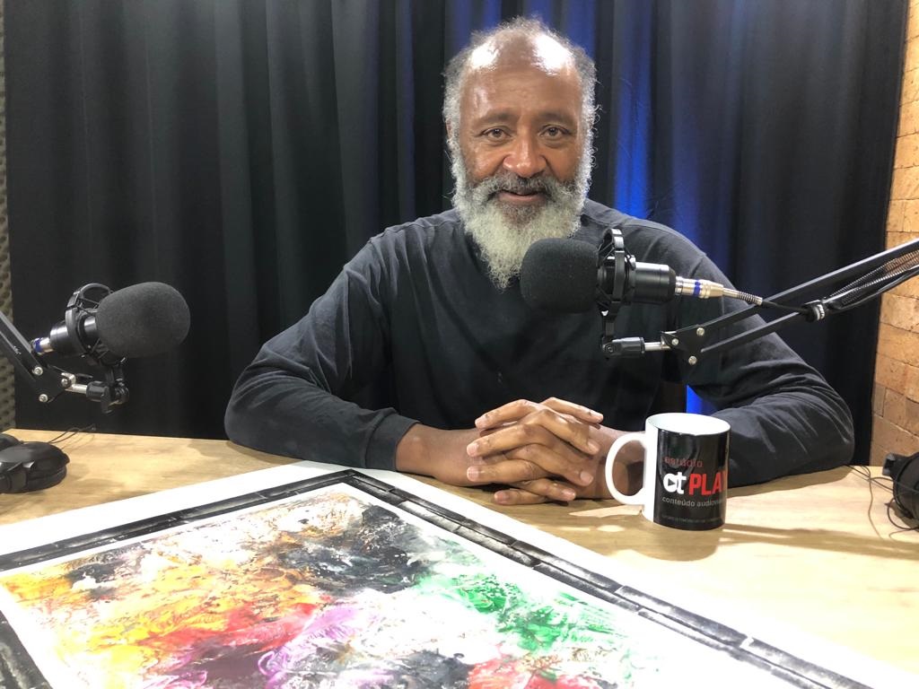 Artista Plástico cria técnica e confecciona telas com giz de cera derretido com ferro