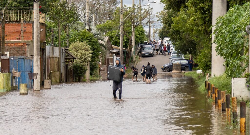Famílias canoenses seguem sendo atendidas pela Defesa Civil após temporal - Foto: Thiago Guimarães