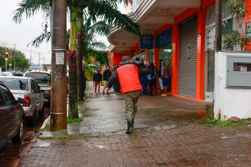 Prefeitura distribui lonas para moradores afetados pelo granizo