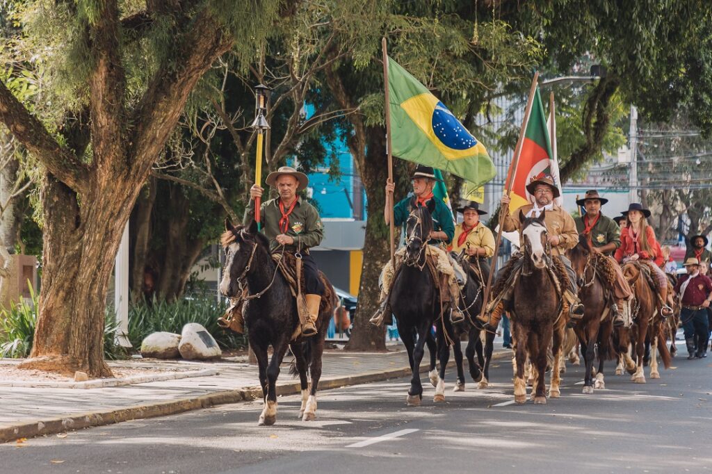 Comitiva da Guarda da Chama Crioula passa pela sede da Prefeitura de Canoas - Foto: Guilherme Pereira