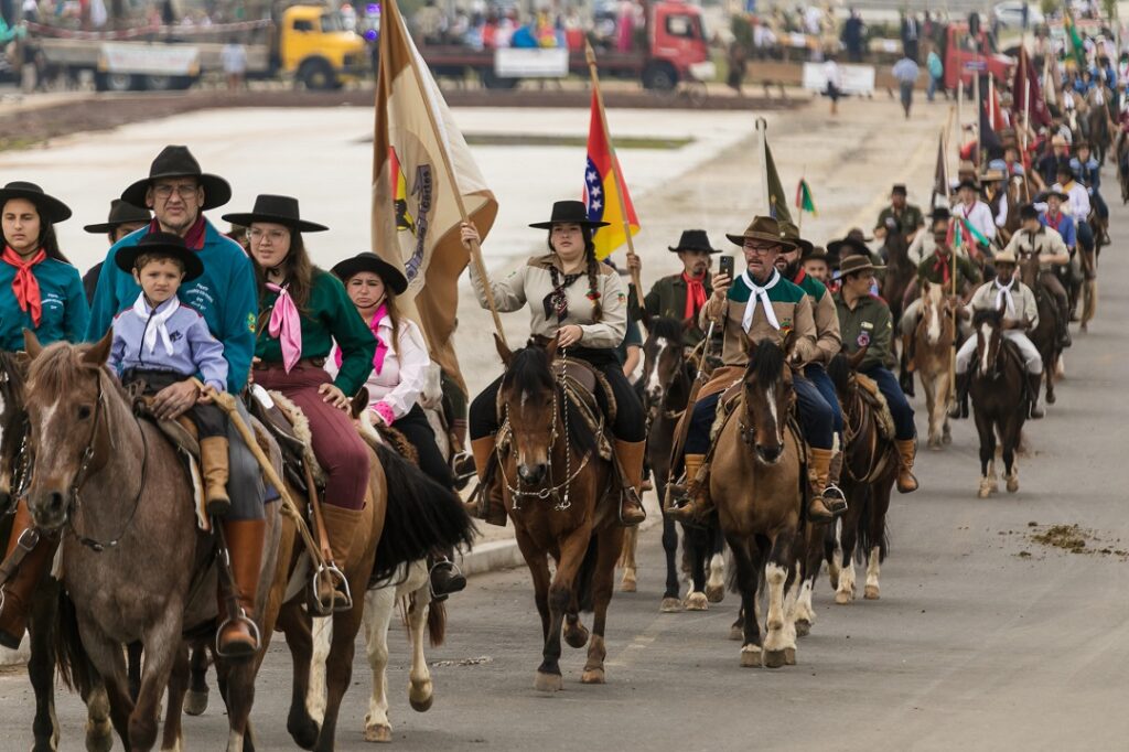 Tradicional Desfile Farroupilha deste ano teve foco na solidariedade aos afetados pelas enchentes no RS - Foto: Guilherme Pereira