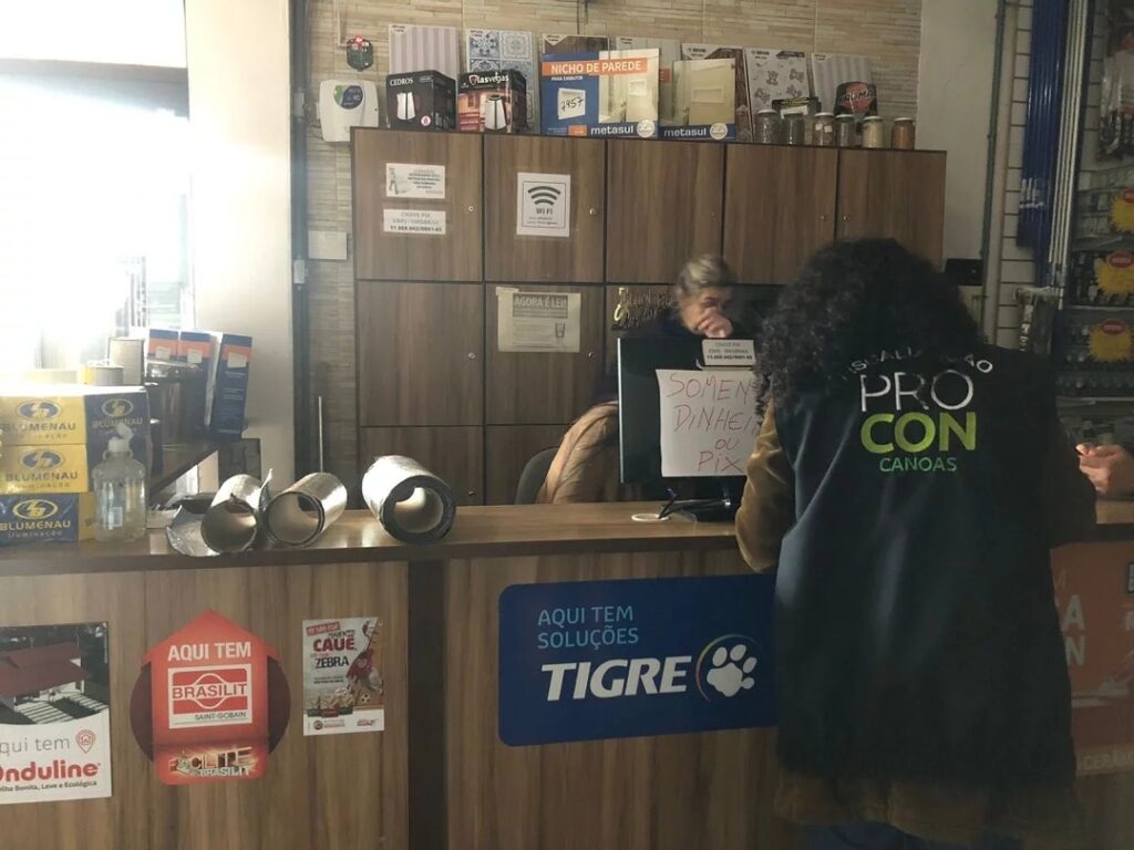 Ferragens e lojas de construção de Canoas são fiscalizadas sobre preços de lonas e telhas após chuvas