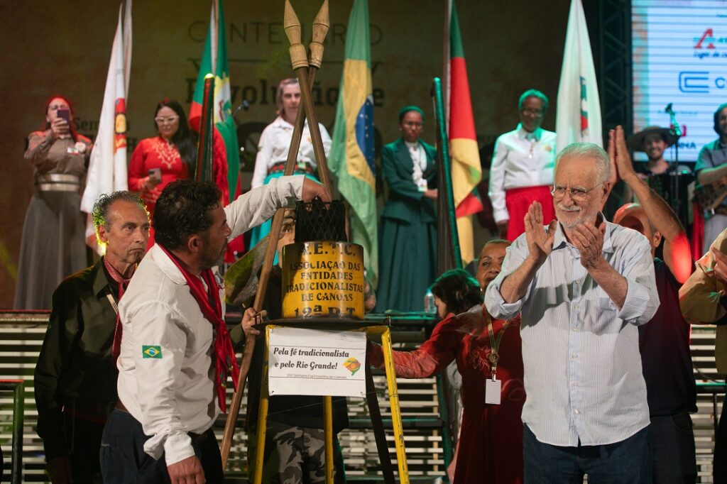 Chama Crioula é extinta e marca encerramento da Semana Farroupilha de Canoas