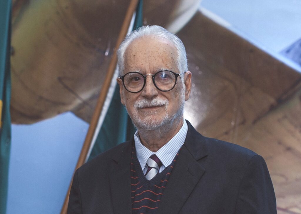 Secretário de Cultura de Canos, Eliezer Pacheco autografa “Sociedade e Política” hoje no Café Literário