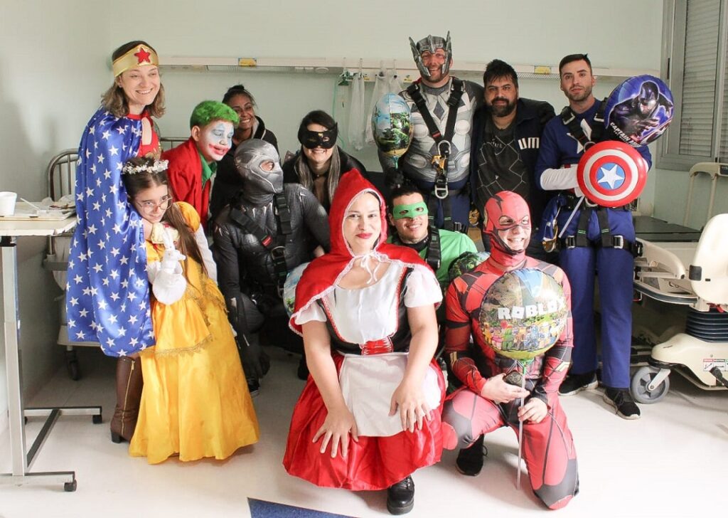 Pequenos internados no HU recebem visita de super-heróis no Dia das Crianças