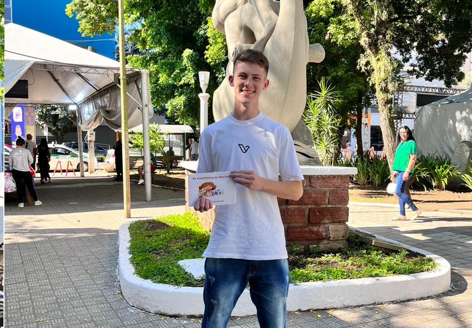 Jovem expositor da Feira do Livro, Daniel começou a escrever após descobrir doença dor irmão - Foto: Laira Souza