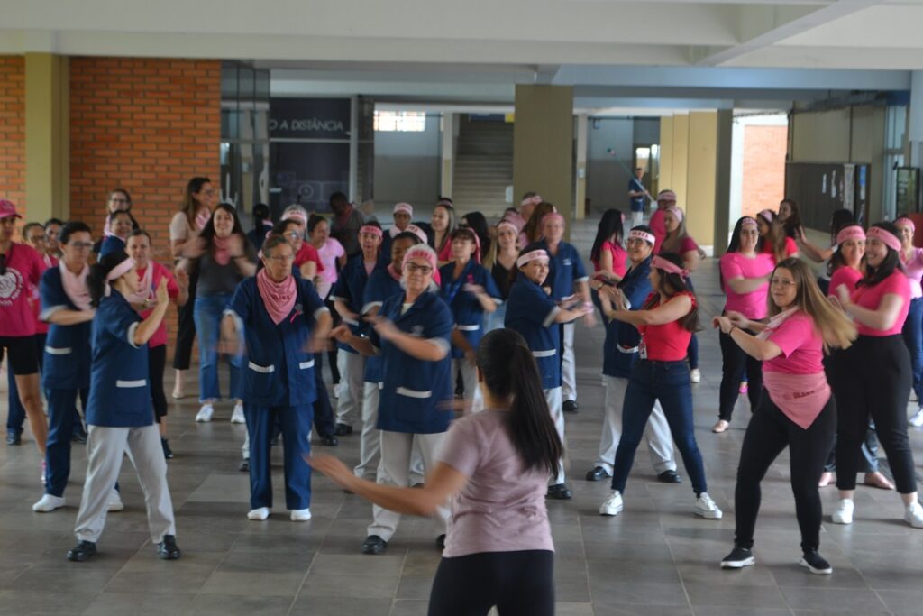 Atividades de ritmos são realizados para marcar prevenção do câncer de mama em Canoas