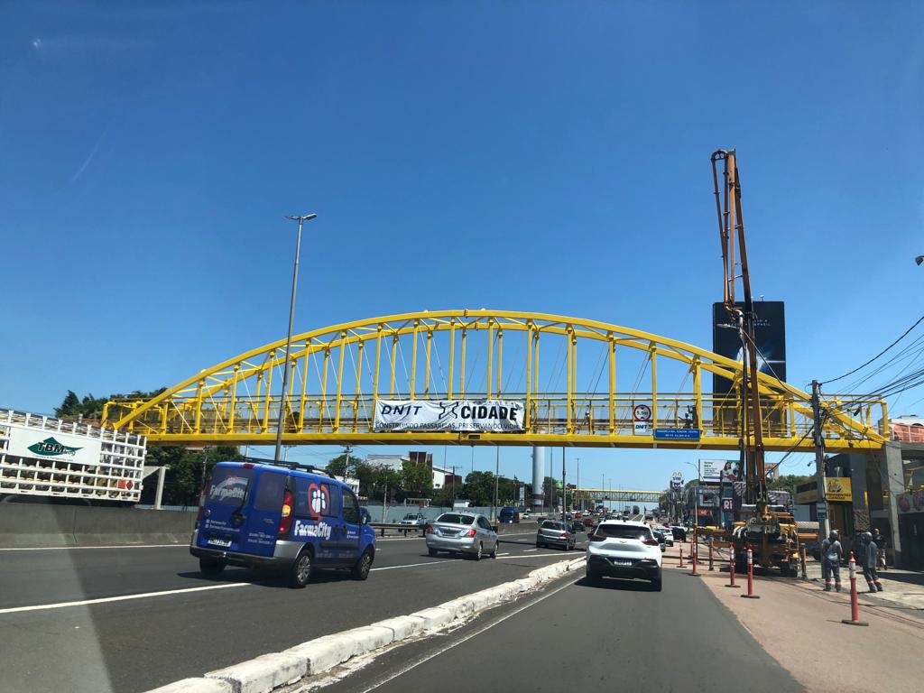 Trânsito na Av. Getúlio Vargas é afetado por instalação de passarela - Foto: O Timoneiro