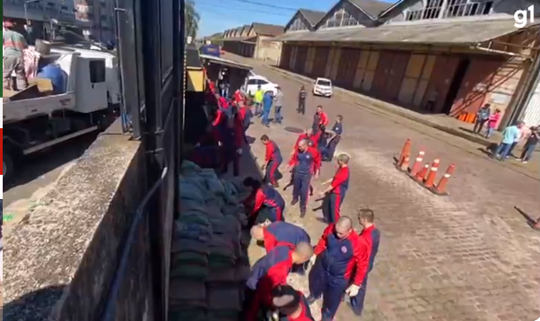 Guaíba atinge maior nível desde enchente de 1941 em Porto Alegre e invade trilhos do trem