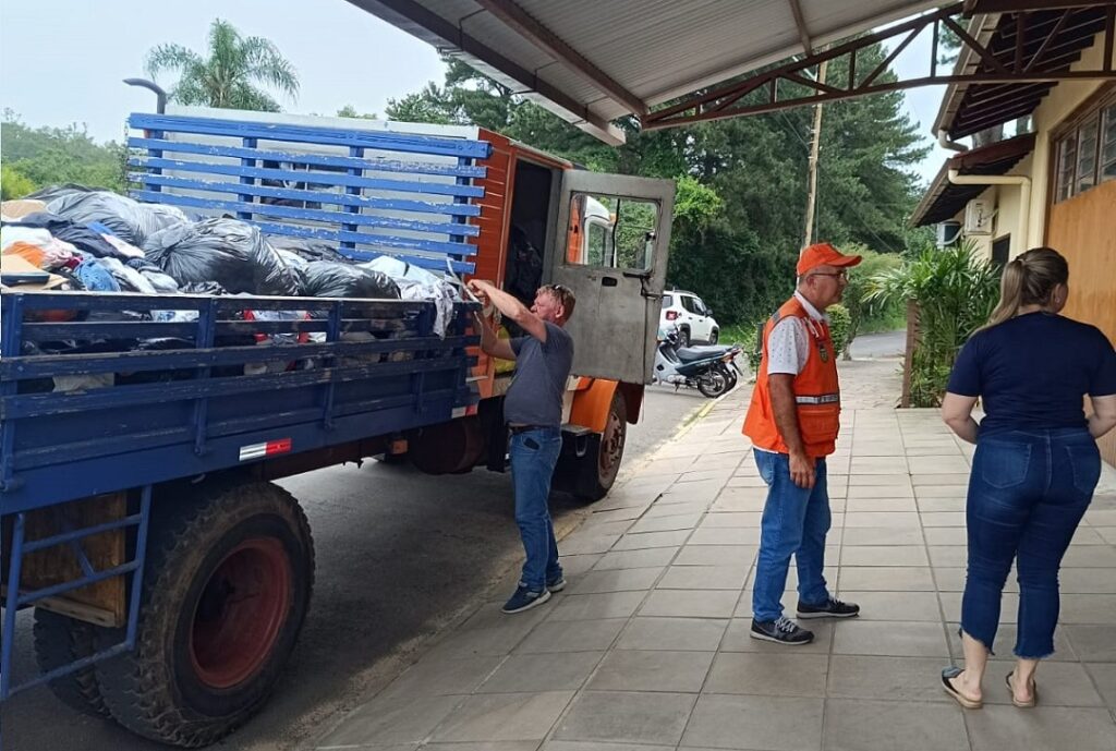 10 mil peças de roupas são enviadas pela Defesa Civil de Canoas à APAE de São Sebastião do Caí