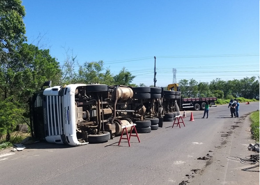 ATENÇÃO, MOTORISTAS! Carreta tomba e bloqueia acesso à BR-386 pela rua Berto Círio