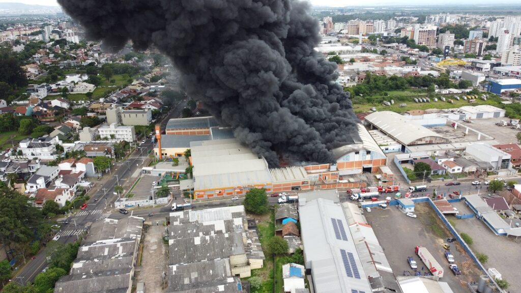 Incêndio de grandes proporções escurece céu de Canoas e evacua escola Leonardo da Vinci - Credito: @7seto