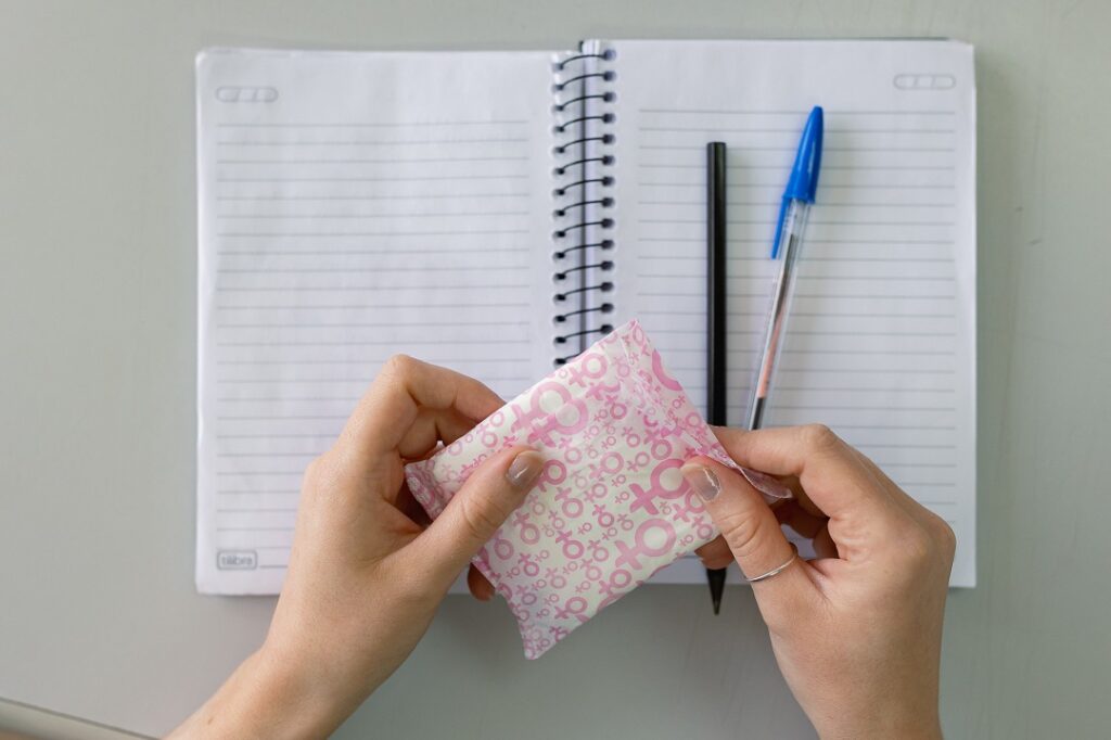 Dignidade Menstrual: Saiba como funciona a distribuição de absorventes a meninas e mulheres - Foto: Pamella Mendes