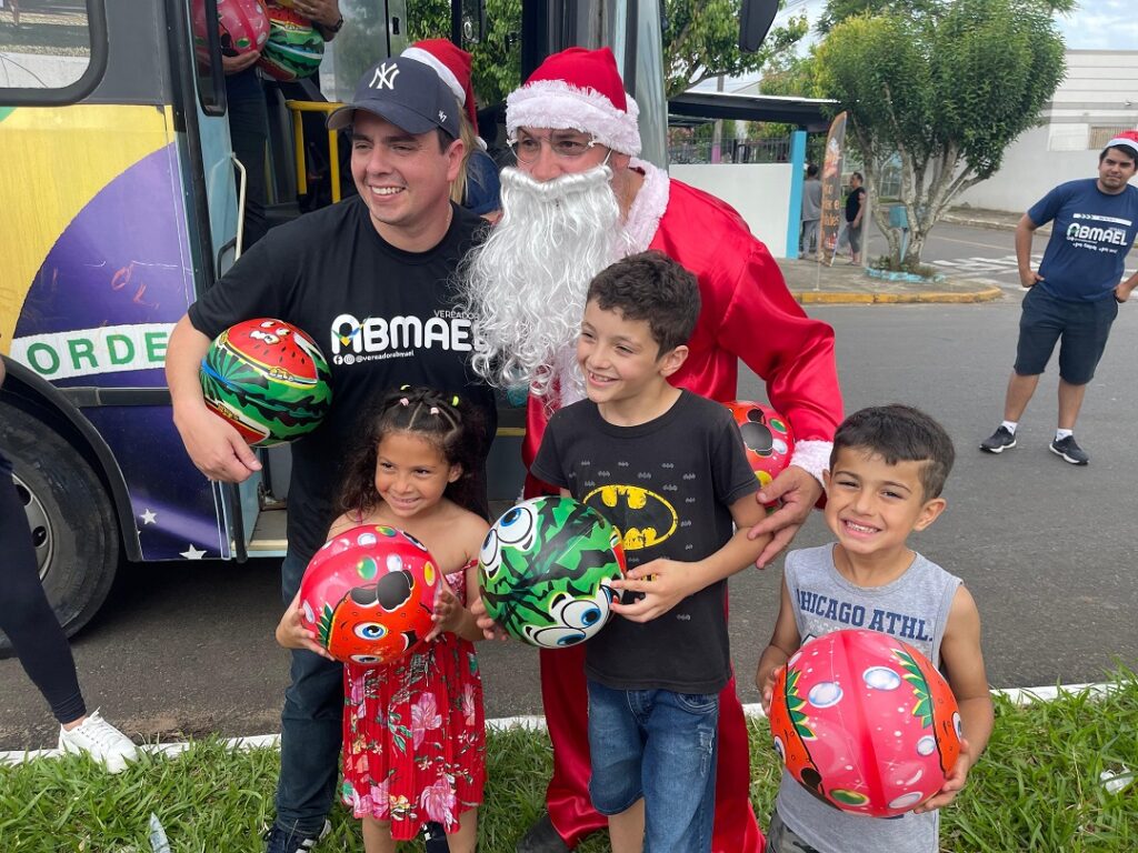 Papai Noel desceu de helicóptero no bairro Estância Velha, em Canoas