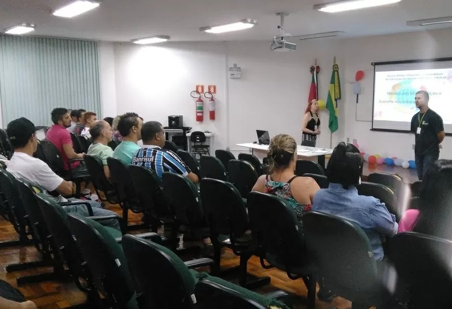 Matrículas para período noturno do EJA 2024 em Canoas já estão abertas