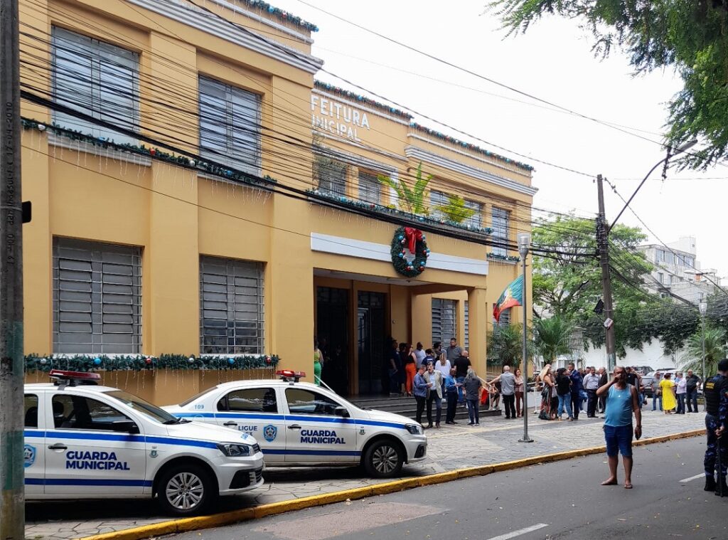 Dezenas se reúnem para retorno de Nedy à Prefeitura de Canoas, mas posse não acontece – Foto: Gustavo Cristiano/O Timoneiro