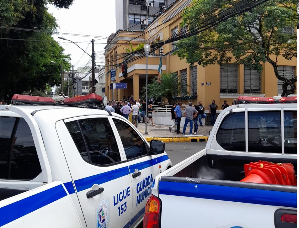 Dezenas se reúnem para retorno de Nedy à Prefeitura de Canoas, mas posse não acontece – Foto: Gustavo Cristiano/O Timoneiro