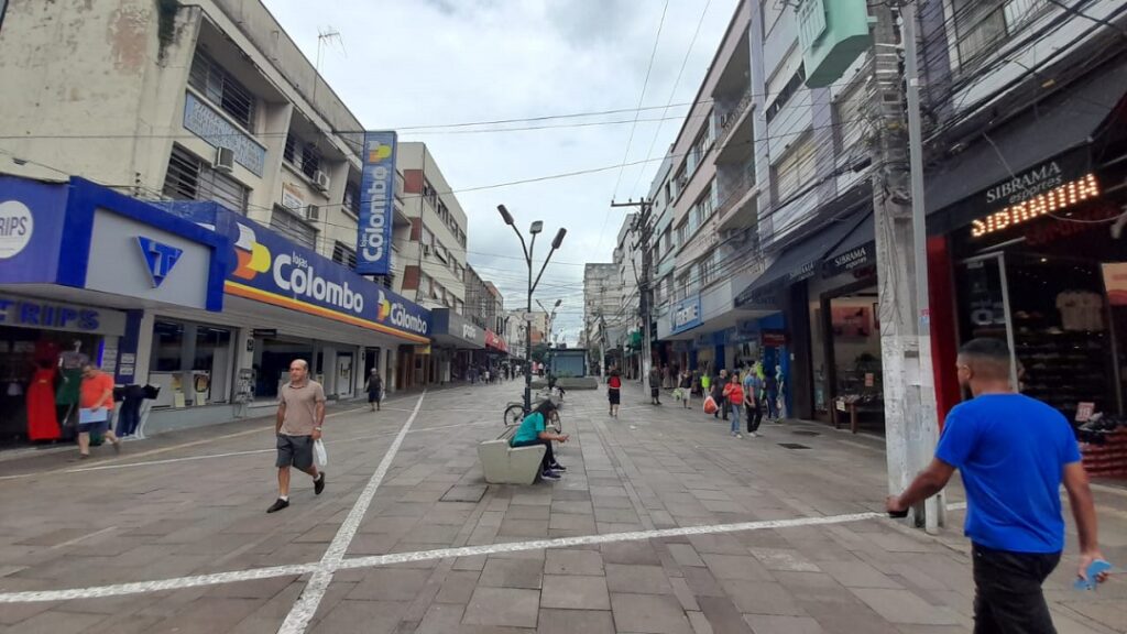 Comércio e moradores sofrem com danos a serviços básicos e 300 árvores caídas – Foto: Marcelo Grisa/OT