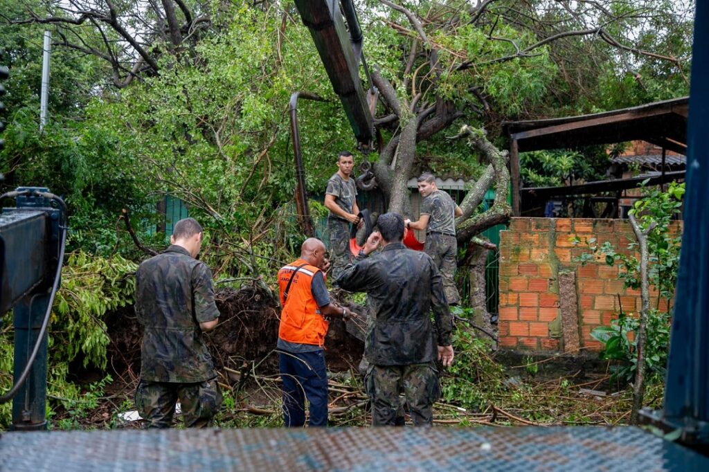 Mutirão com apoio do Comando Aéreo de Canoas desobstrui vias e retira árvores danificadas pelo temporal