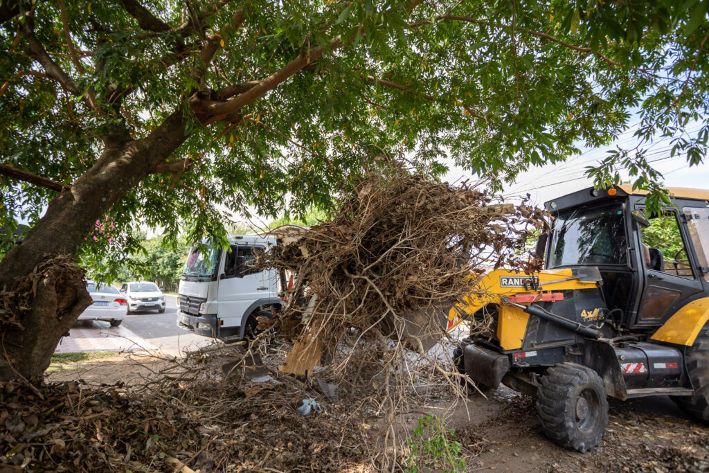 Mais de 226 toneladas de entulhos são retiradas das ruas de Canoas - Thiago Guimarães