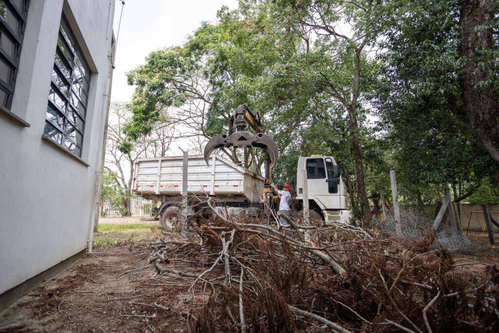 Escolas atingidas por enchentes