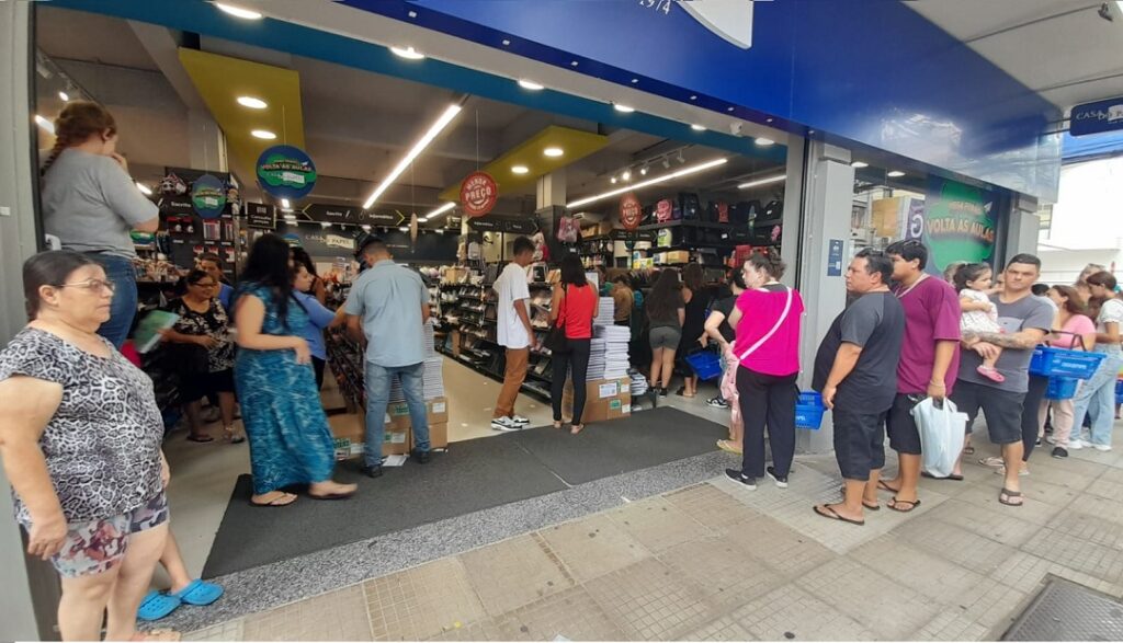 RETOMADA DA ECONOMIA: Volta às aulas e Carnaval mais cedo animam comércio