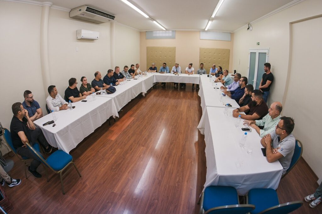 Jairo Jorge (PSD), Rodrigo Busato (UB) e lideranças de mais dez partidos realizam reunião do novo bloco político