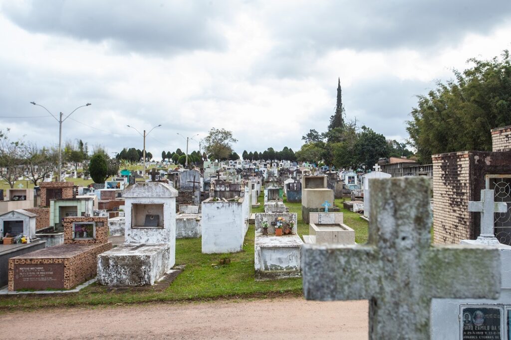 Canoenses que possuem familiar sepultado nos cemitérios municipais devem ficar atentos à quitação - Vinicius Thormann