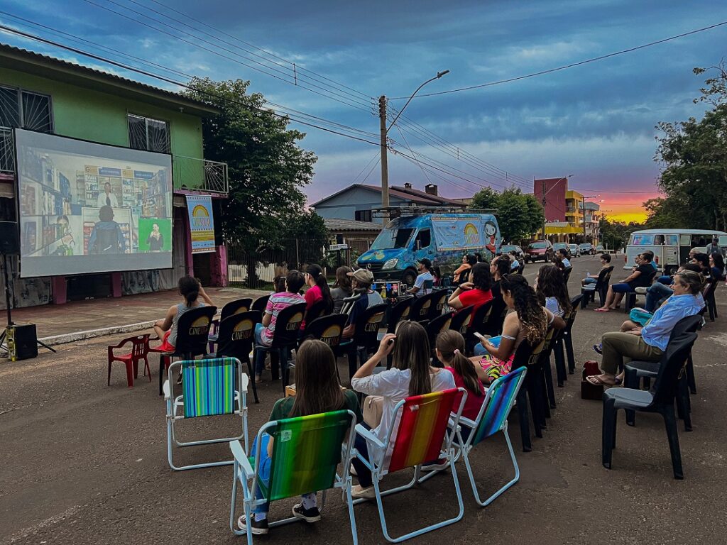 Furgão do CineSolar estaciona em Canoas com sessões de cinema, pipoca e atrações de graça para todos