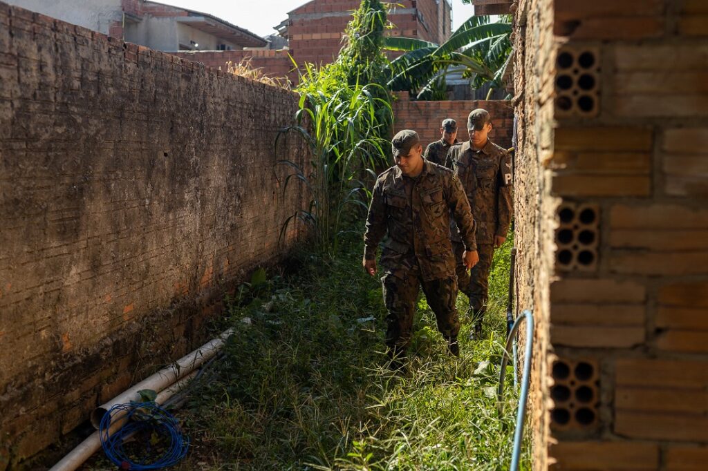 Agentes e soldados intensificam ações de combate à dengue no bairro Estância Velha, em Canoas - Foto: Renan Caumo