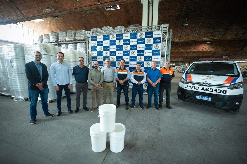 Gerente de Relações Institucionais da Braskem no RS, Daniel Fleischer (ao centro) e Coronel Santiago Soares Dias de Castro, Subchefe da Casa Militar- Proteção e Defesa Civil (a sua esquerda). FOTO: Jefferson Bernardes/ Agência Preview