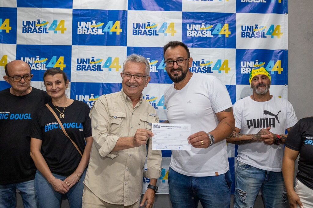 Vereador Eric Douglas assina ficha no União Brasil